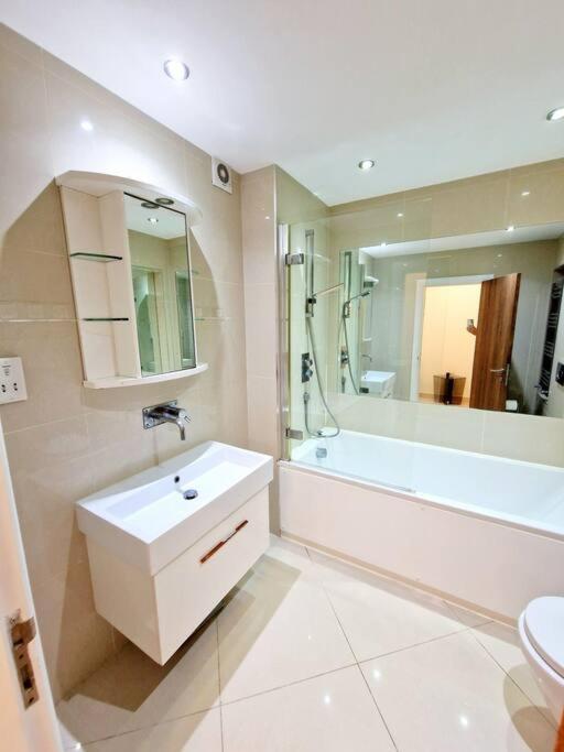 Modern Hyde Park Home With Private Entrance & Private Back Patio Near Bayswater & Paddington Stations 런던 외부 사진