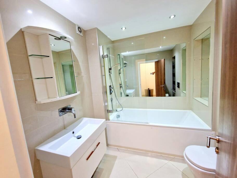 Modern Hyde Park Home With Private Entrance & Private Back Patio Near Bayswater & Paddington Stations 런던 외부 사진